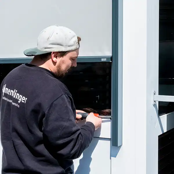Allmendinger Fachkraft beim Fenstereinbau